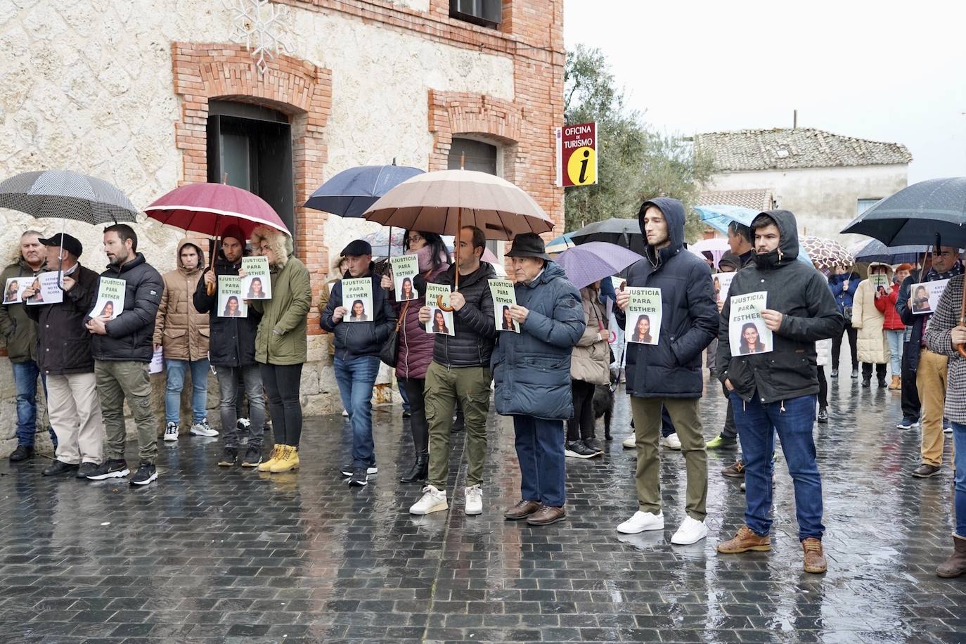 Fotos: Concentración de apoyo a la familia y en recuerdo de Esther López, en Traspinedo