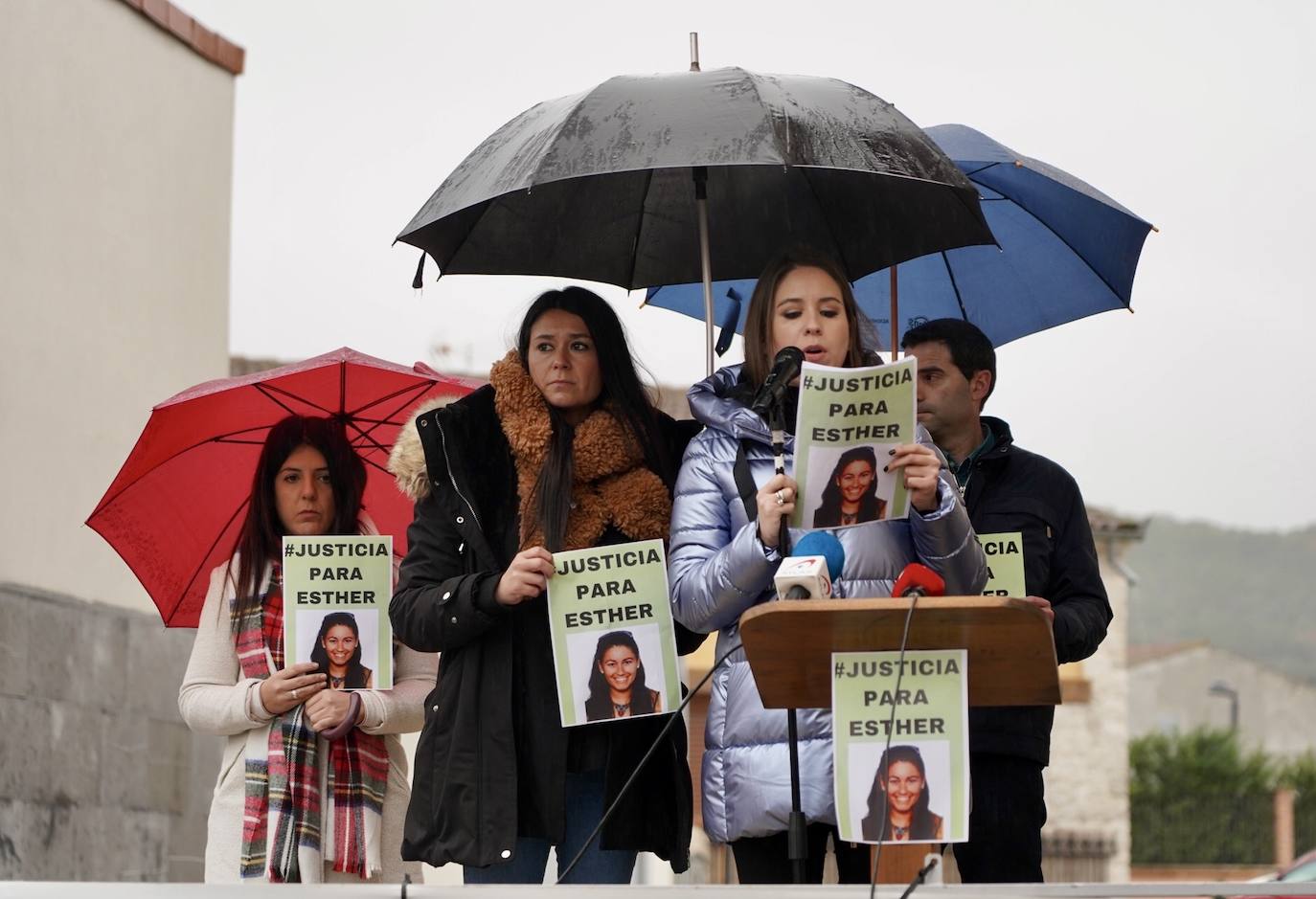 Fotos: Concentración de apoyo a la familia y en recuerdo de Esther López, en Traspinedo