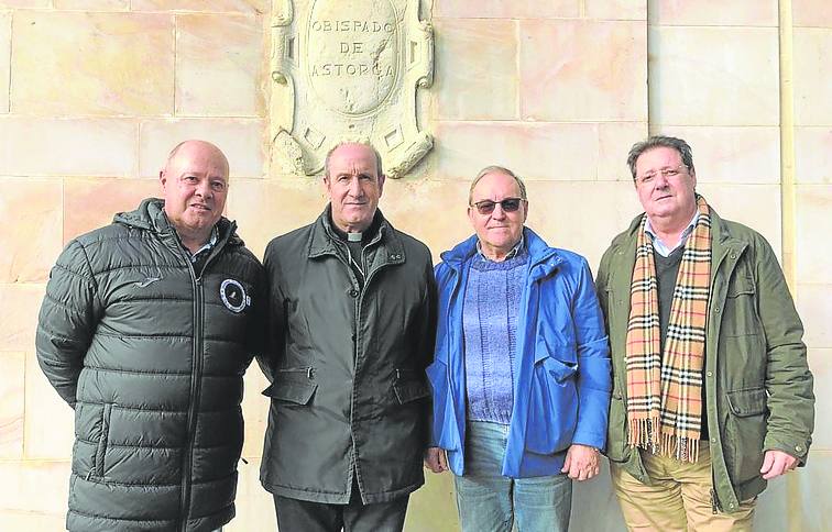 Eduardo G. Carmona, monseñor Jesús Fernández –obispo de Astorga–, Andrés Cuñado y José María F. Chimeno, ante el obispado.