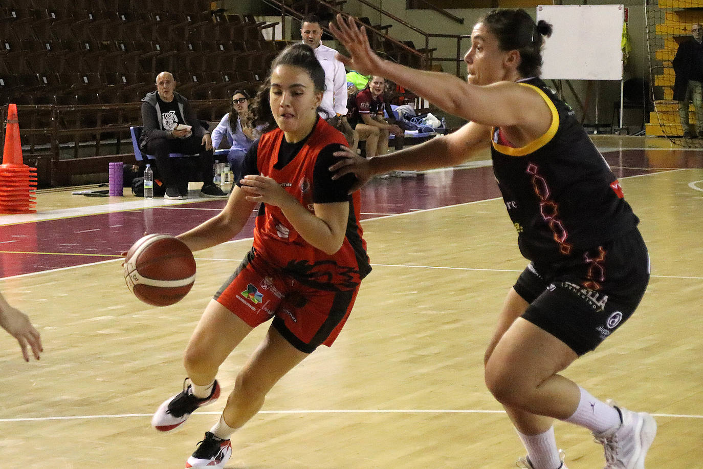 Partido correspondiente a la jornada 11 de la Liga Femenina 2.