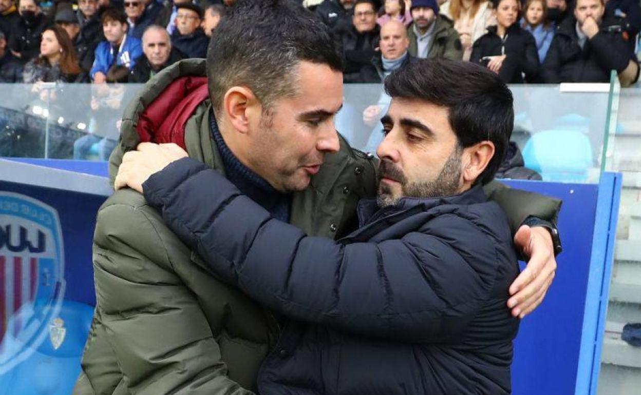 Fran Justo, entrenador del CD Lugo, y David Gallego se saludan antes del partido en el Toralín.