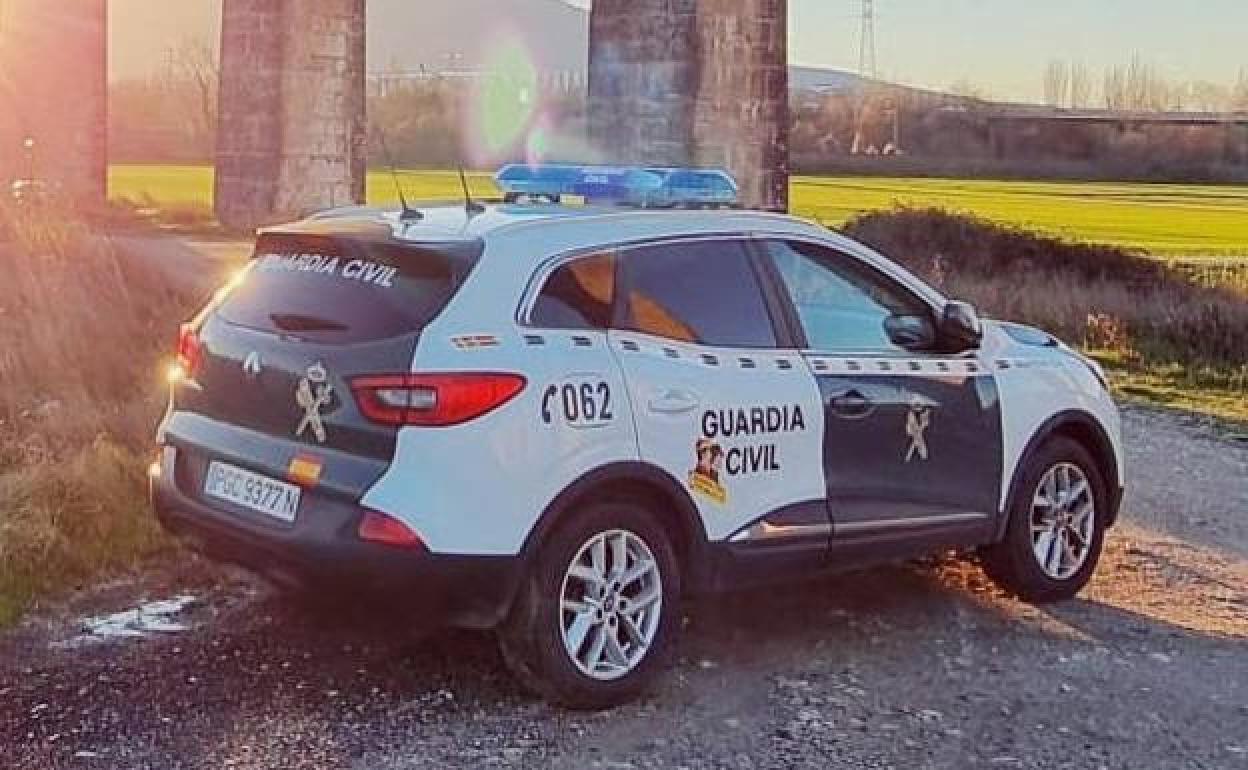 Vehículo de la Guardia Civil en el lugar en el que tuvo lugar el suceso.