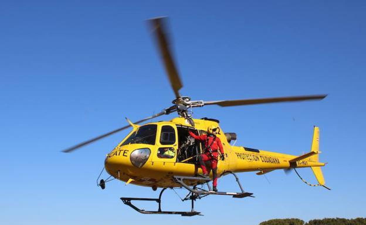 Un helicóptero de rescate se prepara para intervenir en la montaña.