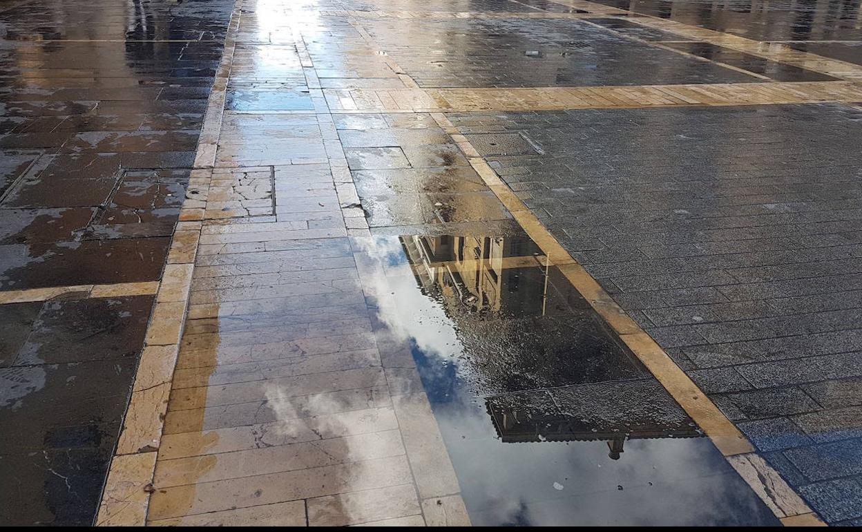 Estado que presenta la calle Ancha durante una jornada de lluvia.