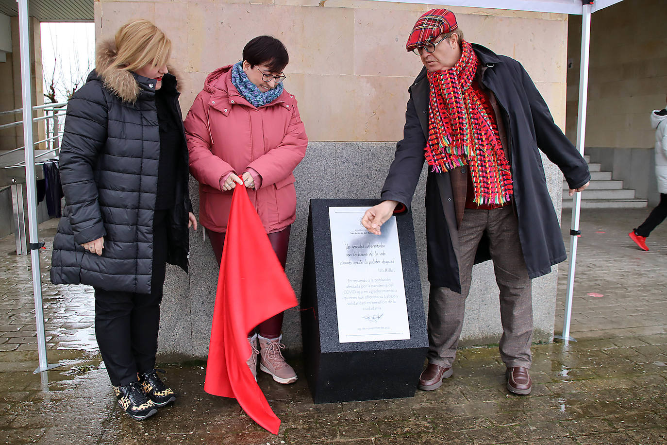 San Andrés descubre un monolito frente al Ayuntamiento en recuerdo de las víctimas de la covid-19.