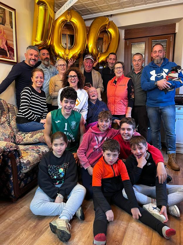 Amancio Fernández González, en el centro de la imagen, rodeado de su familia el día de su 100 cumpleaños