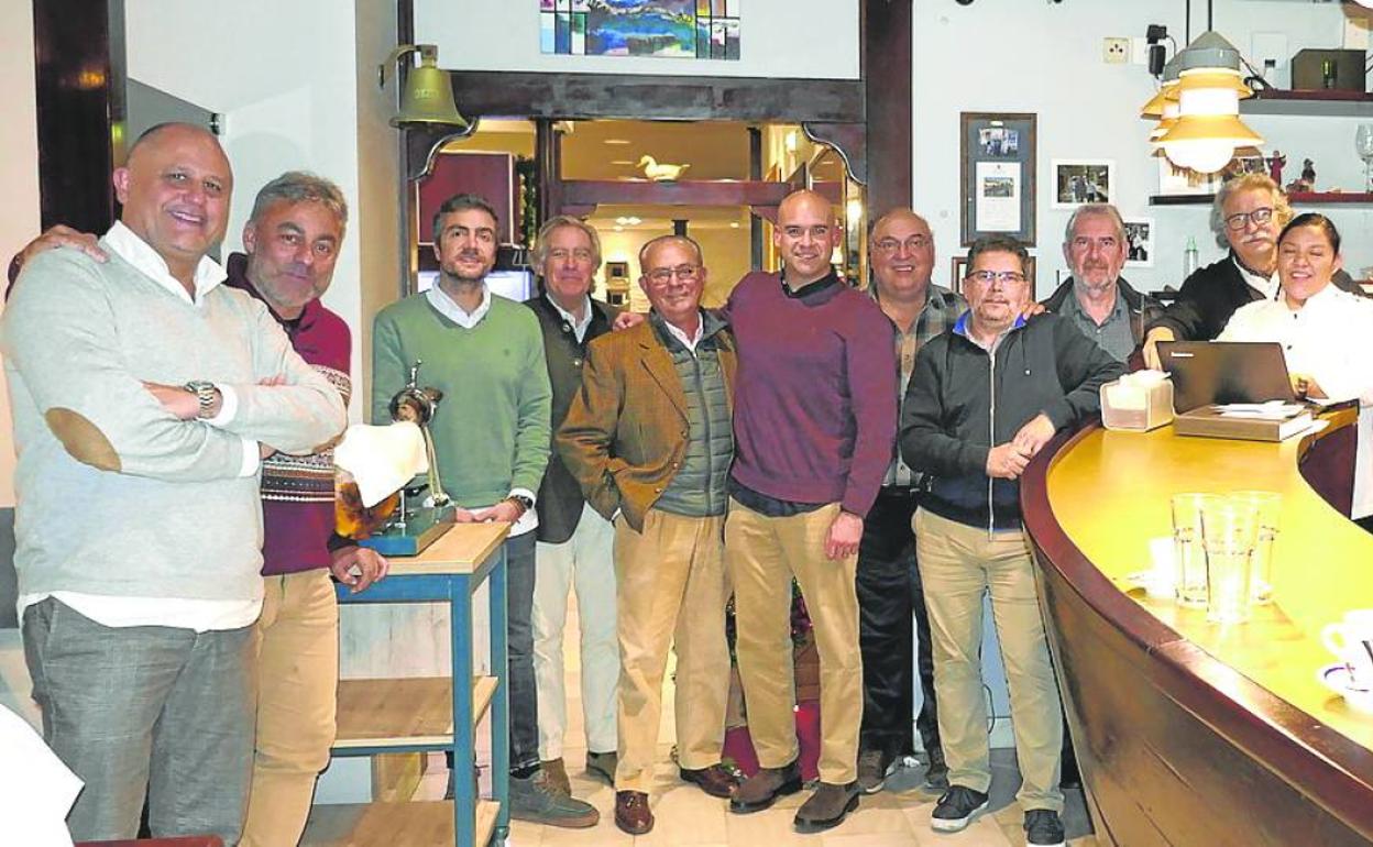 Los miembros de la asociación 'Amigos del Cava' celebraron su comida anual en el restaurante V Crespo donde tienen su sede social.