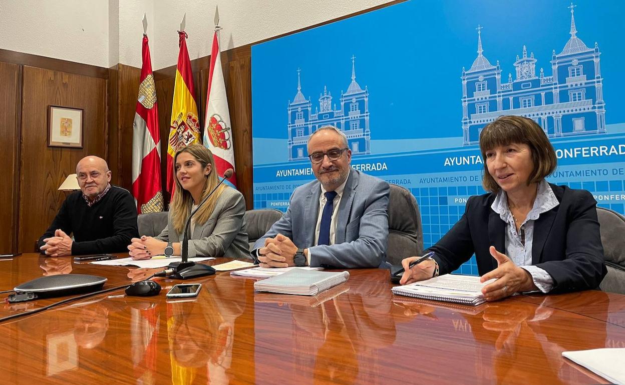 El alcalde de Ponferrada y varios de sus concejales presentaron los dos proyectos para incentivar el comercio local.