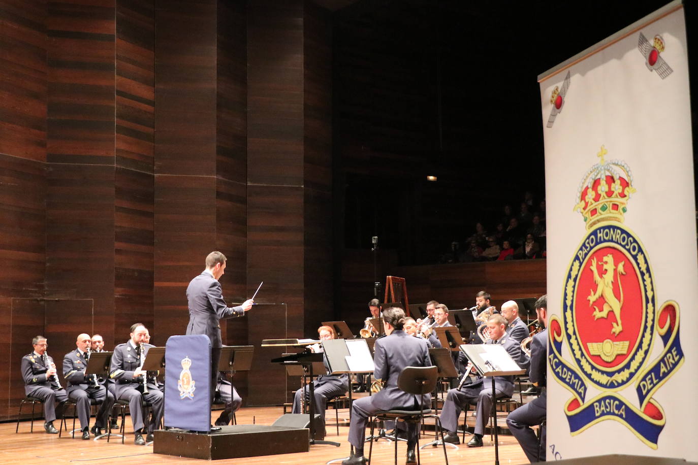 La unidad de música de la Academia Básica del Aire ubicada en La Virgen del Camino celebra su tradicional concierto navideño para dar la bienvenida con notas 'de altura' al nuevo año