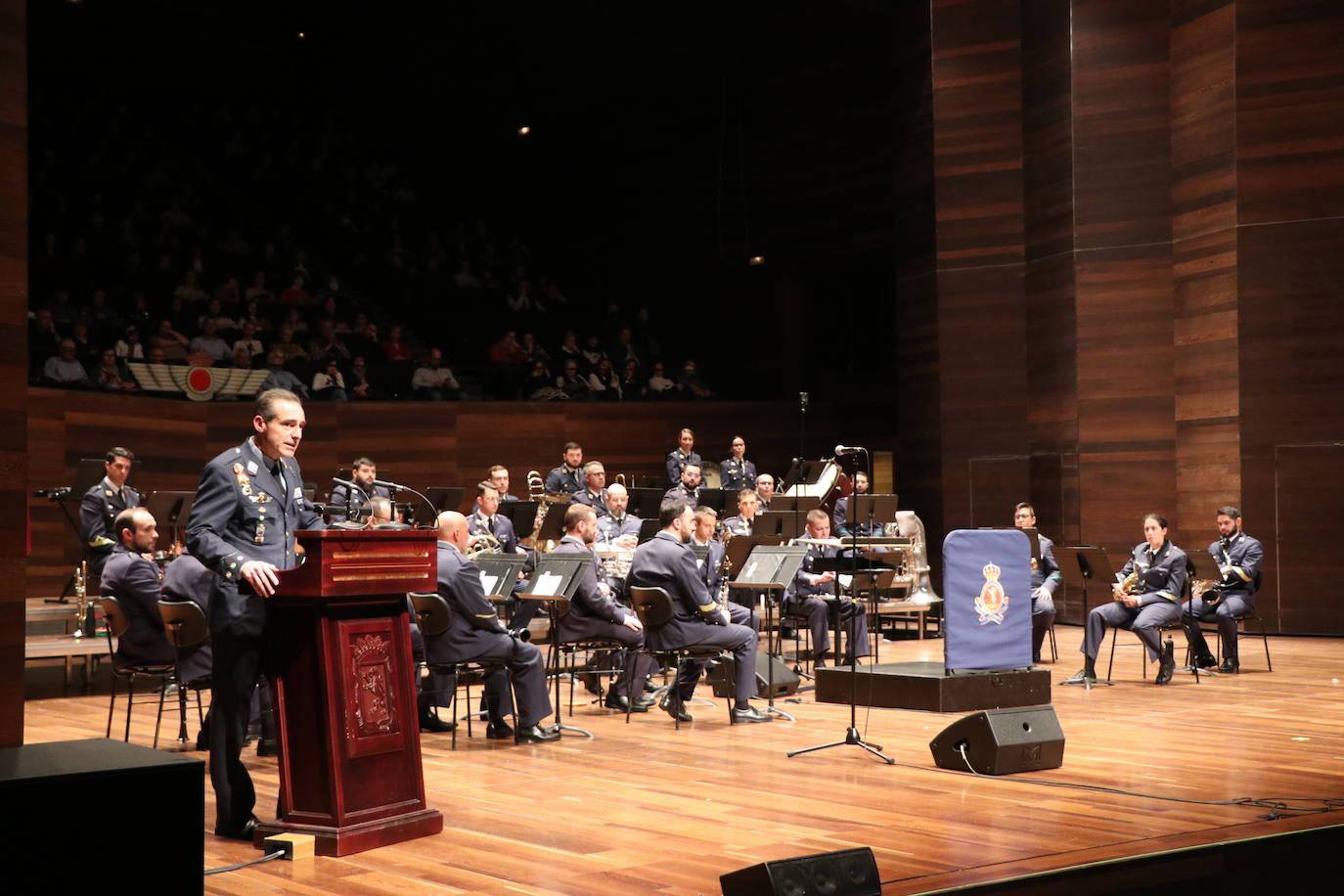 La unidad de música de la Academia Básica del Aire ubicada en La Virgen del Camino celebra su tradicional concierto navideño para dar la bienvenida con notas 'de altura' al nuevo año