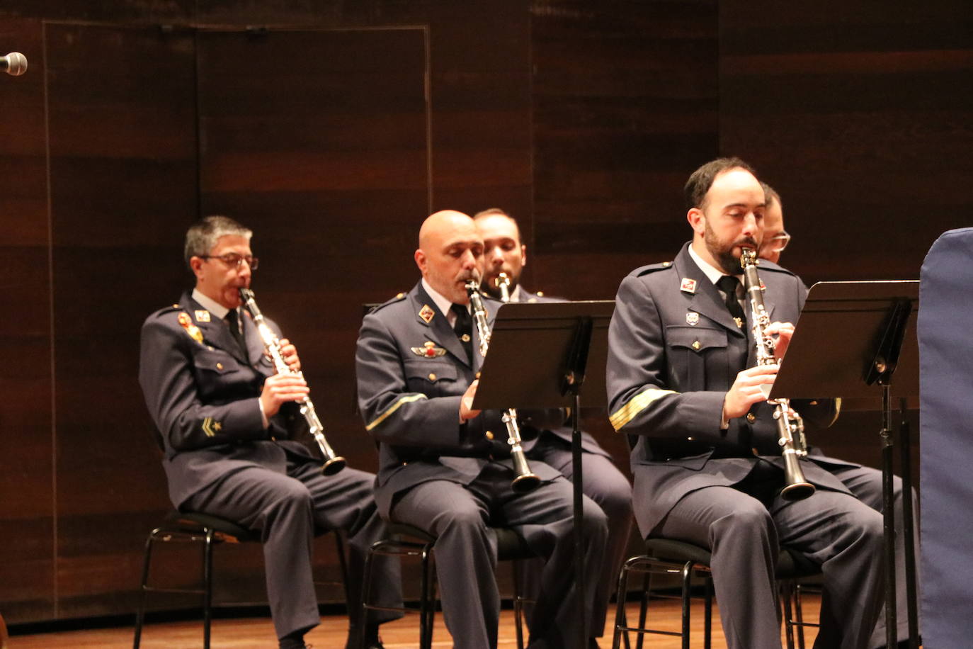 La unidad de música de la Academia Básica del Aire ubicada en La Virgen del Camino celebra su tradicional concierto navideño para dar la bienvenida con notas 'de altura' al nuevo año