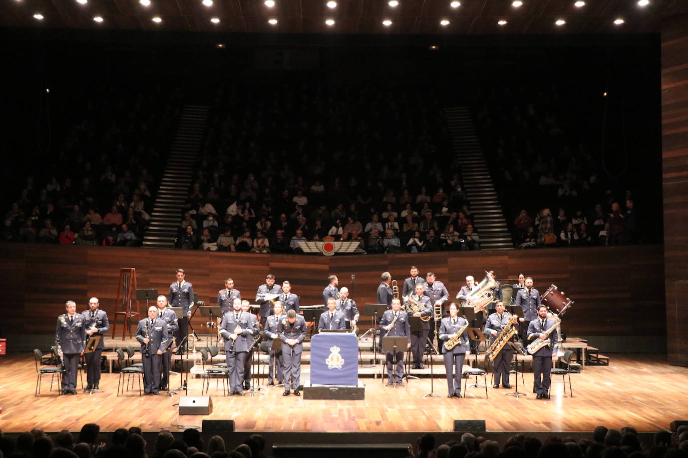 La unidad de música de la Academia Básica del Aire ubicada en La Virgen del Camino celebra su tradicional concierto navideño para dar la bienvenida con notas 'de altura' al nuevo año