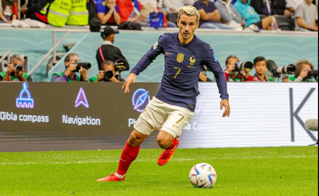 Griezmann conduce el balón en el partido de cuartos de final ante Inglaterra. 