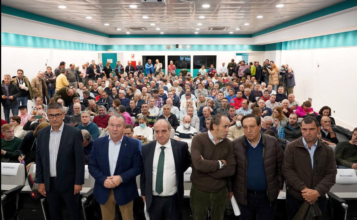 Juan Pedro Medina, en el centro, junto a los representantes de Asaja. 