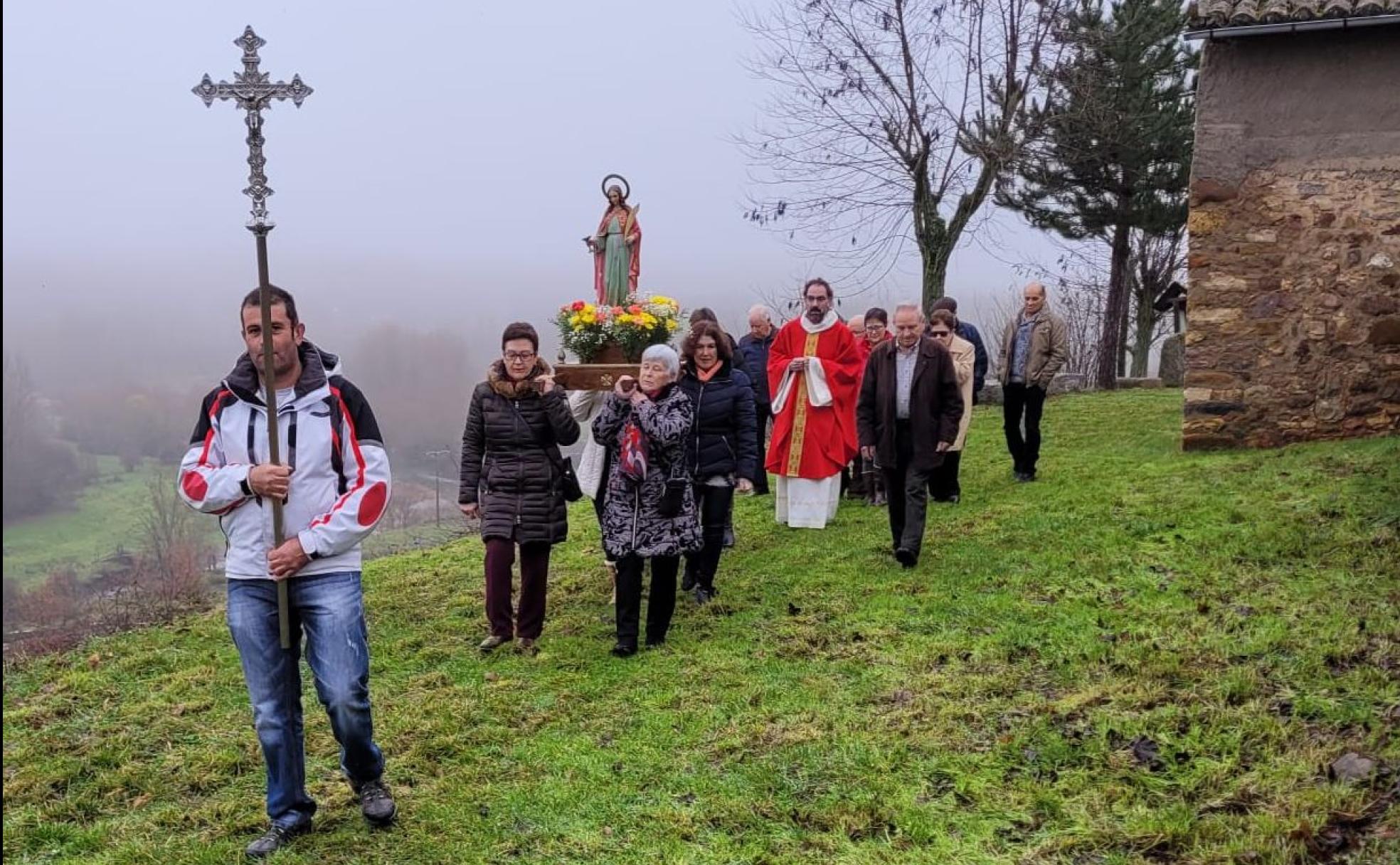 Tradicional procesión con Santa Lucía, este martes bajo la lluvia, en el entorno de la ermita de La Flecha de Torío. 