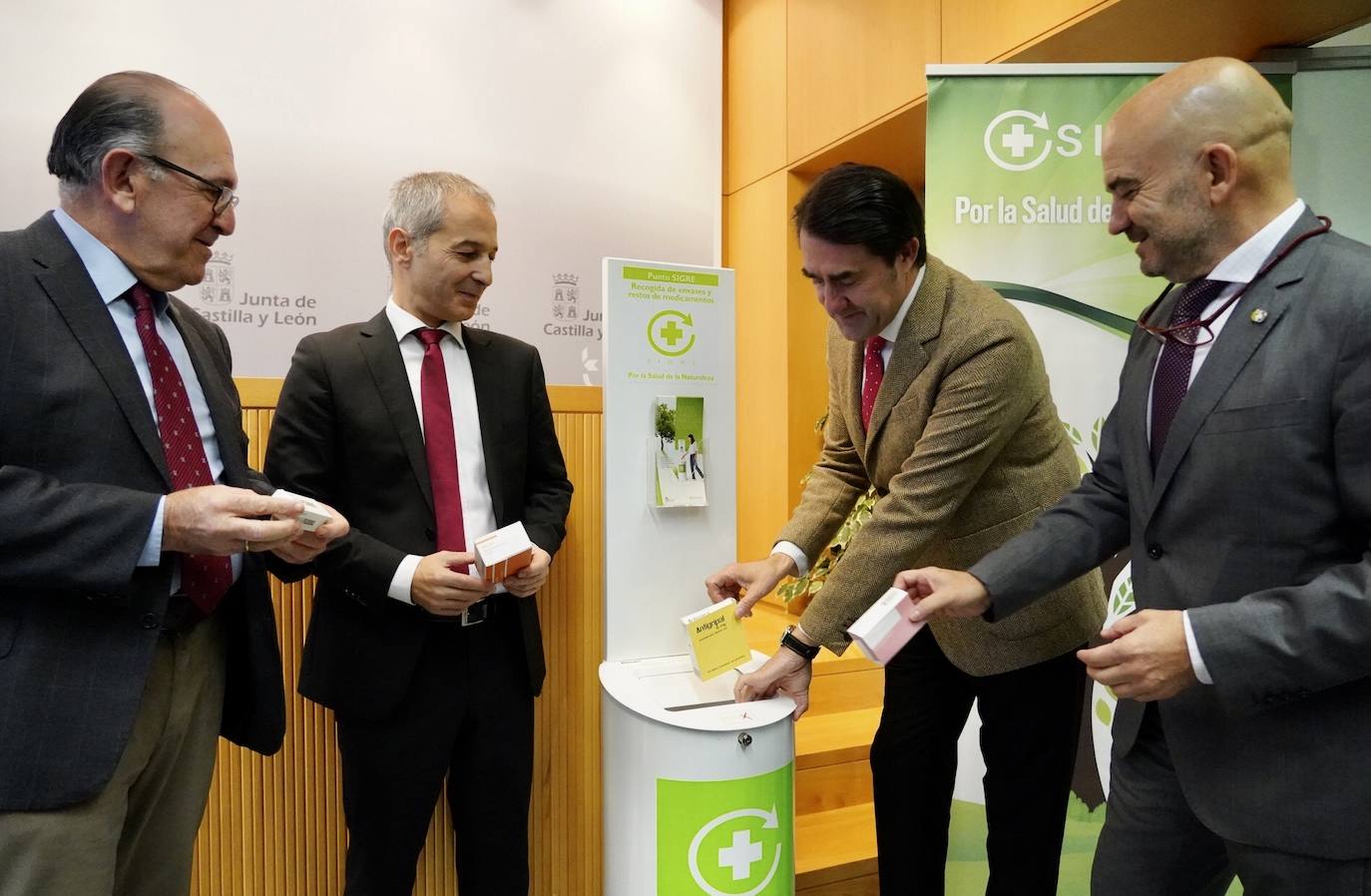 El consejero de Medio Ambiente, Vivienda y Ordenación del Territorio de la Junta, Juan Carlos Suárez-Quiñones, hace balance del reciclaje de los residuos de medicamentos y envases a través del sistema SIGRE, que cumple 20 años en Castilla y León, acompañado por la directora general de Asistencia Sanitaria y Humanización, Silvia Fernández Calderón; el presidente del Consejo de Colegios Farmacéuticos Profesionales de Castilla y León, Javier Herradón Muñoz; y el subdirector general de SIGRE, Miguel Vega.