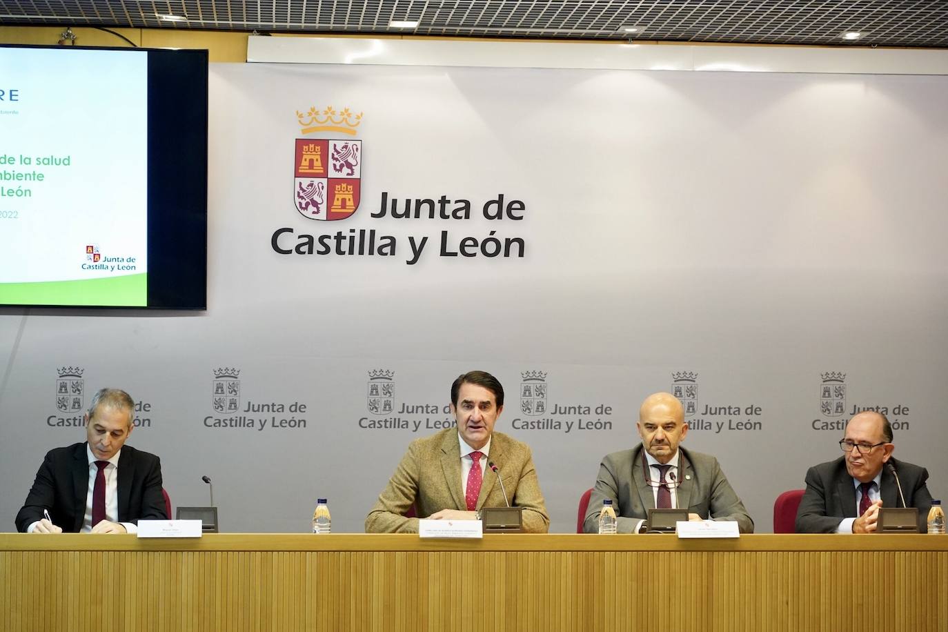 El consejero de Medio Ambiente, Vivienda y Ordenación del Territorio de la Junta, Juan Carlos Suárez-Quiñones, hace balance del reciclaje de los residuos de medicamentos y envases a través del sistema SIGRE, que cumple 20 años en Castilla y León, acompañado por la directora general de Asistencia Sanitaria y Humanización, Silvia Fernández Calderón; el presidente del Consejo de Colegios Farmacéuticos Profesionales de Castilla y León, Javier Herradón Muñoz; y el subdirector general de SIGRE, Miguel Vega.