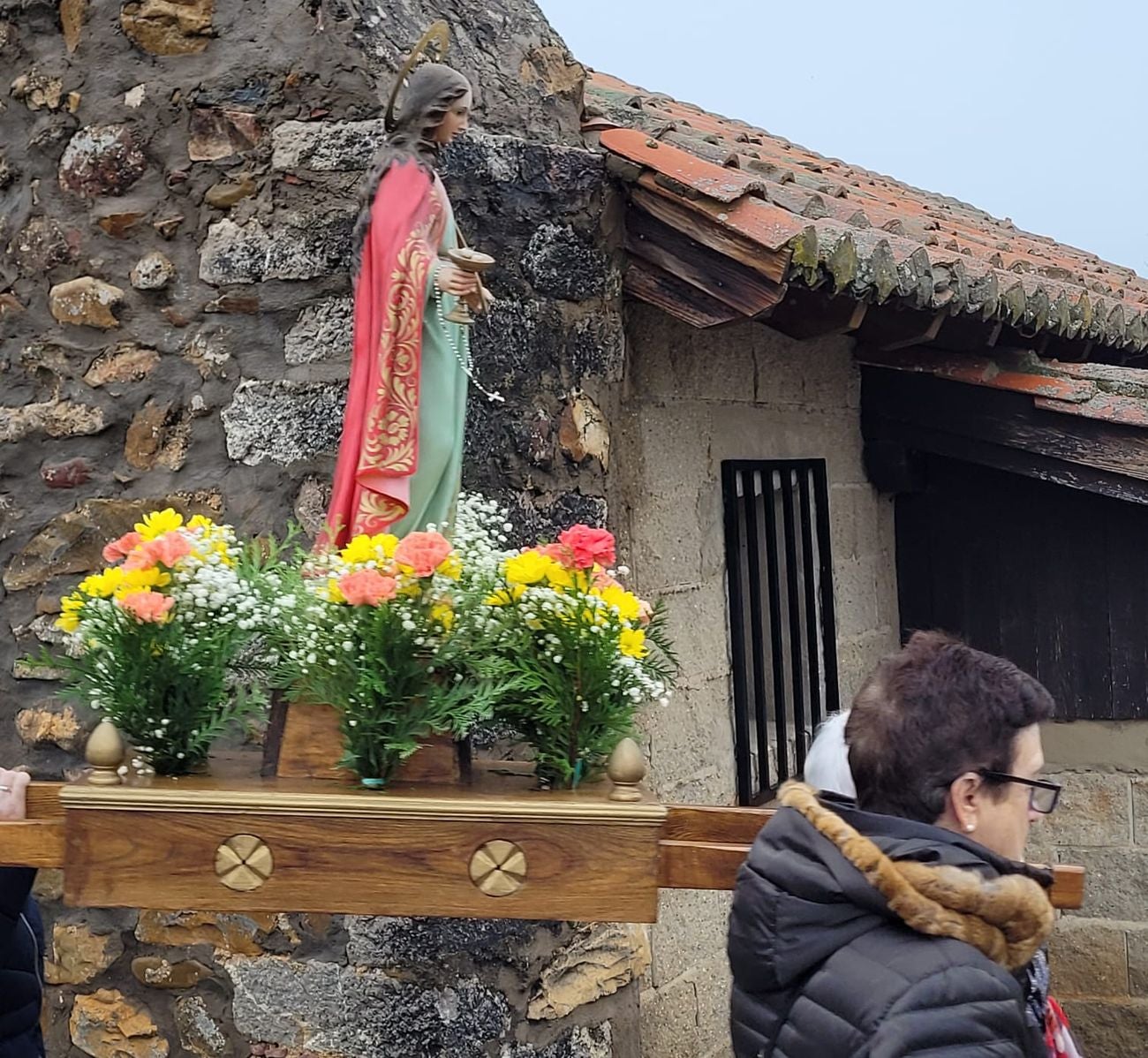 Una veintena de vecinos de la localidad de La Flecha de Torío cumplen con la tradición de honrar a la patrona y procesionar junto a la ermita de la localidad. 