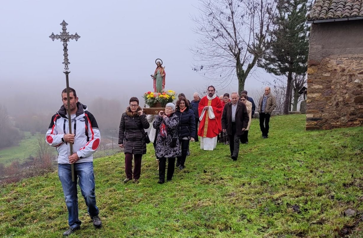 Una veintena de vecinos de la localidad de La Flecha de Torío cumplen con la tradición de honrar a la patrona y procesionar junto a la ermita de la localidad. 