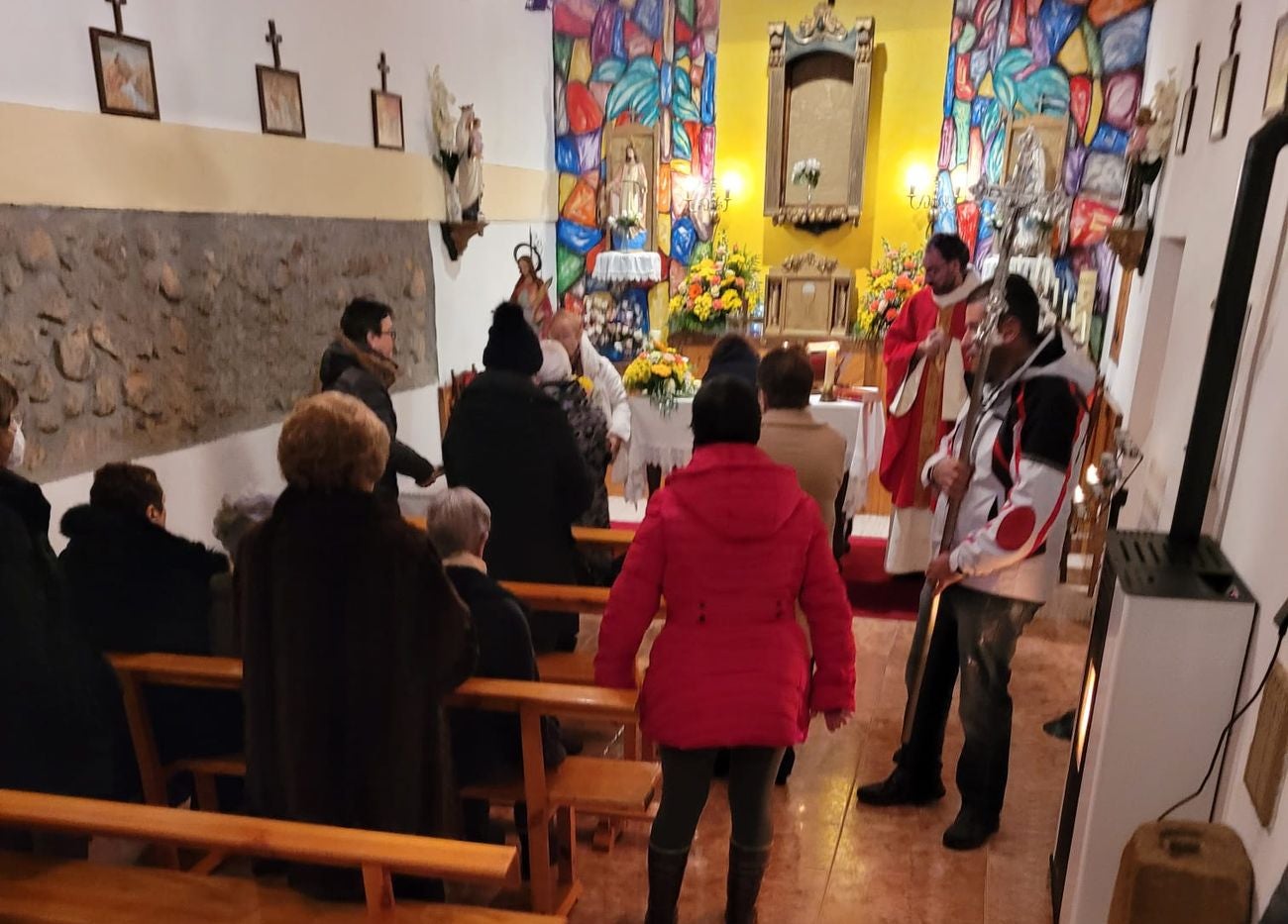 Una veintena de vecinos de la localidad de La Flecha de Torío cumplen con la tradición de honrar a la patrona y procesionar junto a la ermita de la localidad. 