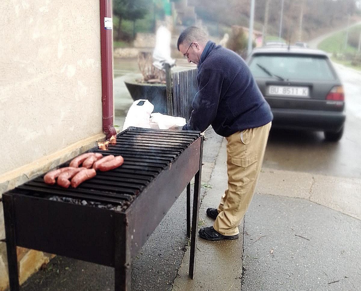 Una veintena de vecinos de la localidad de La Flecha de Torío cumplen con la tradición de honrar a la patrona y procesionar junto a la ermita de la localidad. 