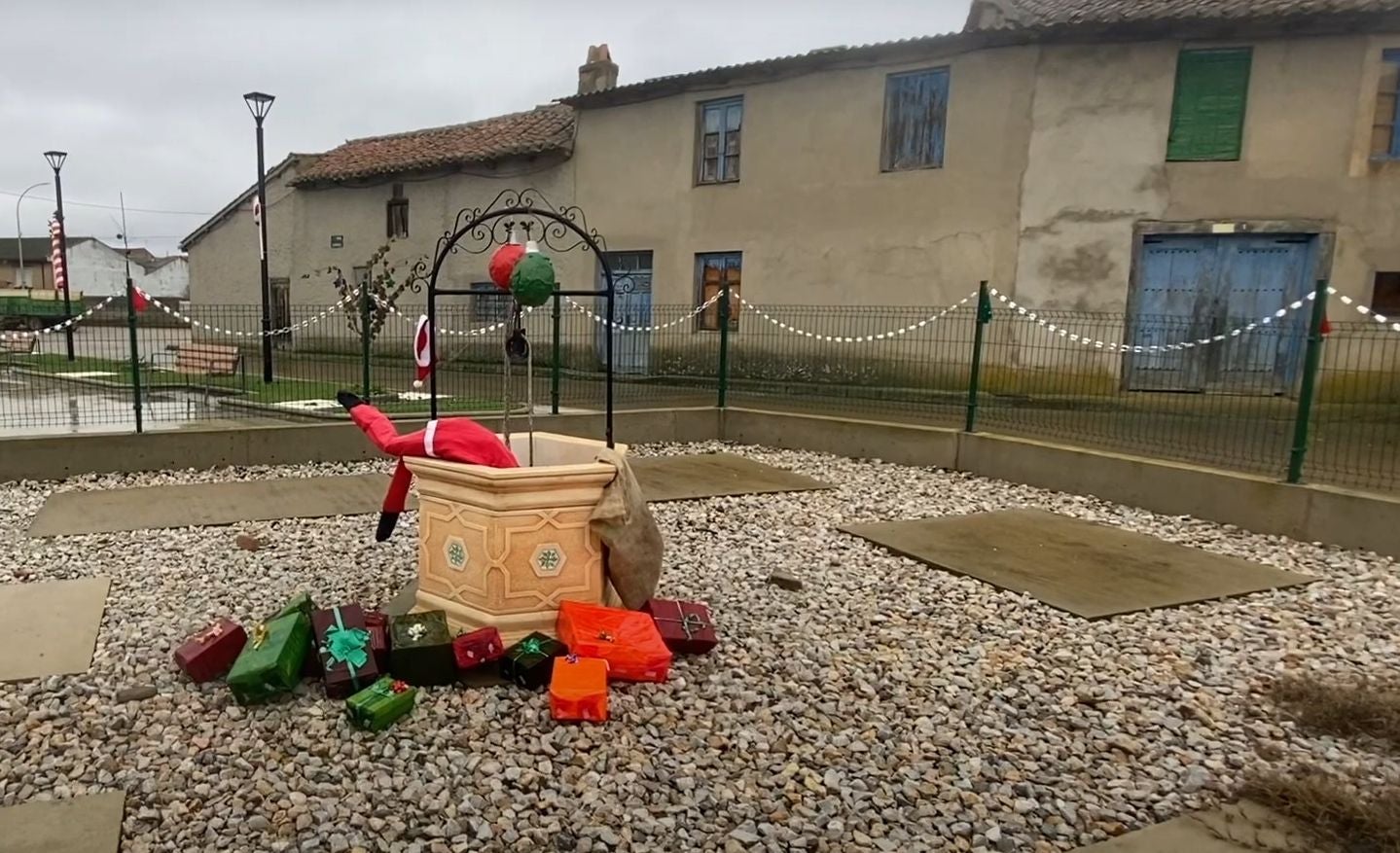 Los 60 vecinos de la localidad de Toralino de la Vega, perteneciente al municipio leonés de Riego de la Vega, transforman su pueblo por Navidad para convertirlo en una perfecta postal navideña. 