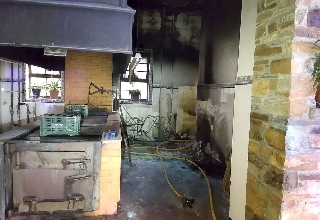 Incendio en el Palacio de Canedo. A las ocho de la mañana se desplazan cinco bomberos con dos autobomba y una ambulancia a un incendio declarado en un trastero anexo a una cocina usada para asar pimientos, que se encuentra en un soportal del Palacio de Canedo. Los propios trabajadores intentan extinguirlo con el uso de extintores, pero no lo logran, debido a la importante carga de fuego. Al llegar, el personal de bomberos logra una extinción rápida, evitando que el incendio se propague fuera del trastero. Los daños por el fuego se limitan al trastero, si bien los daños por humo afectan a todo el soportal, techos, paredes y madera. No hay daños personales. El incendio se da por extinguido en torno a las nueve de la mañana. 