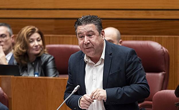 Luis Mariano Santos en el pleno de las Cortes de Castilla y León.