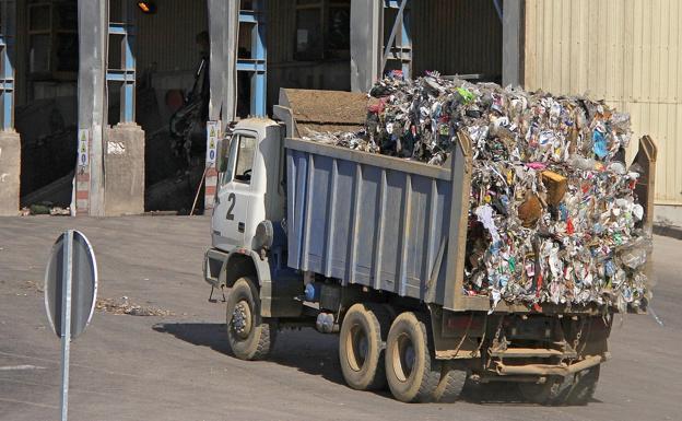 Imagen de un camión de transporte de residuos en el interior del CTR de San Román de la Vega.