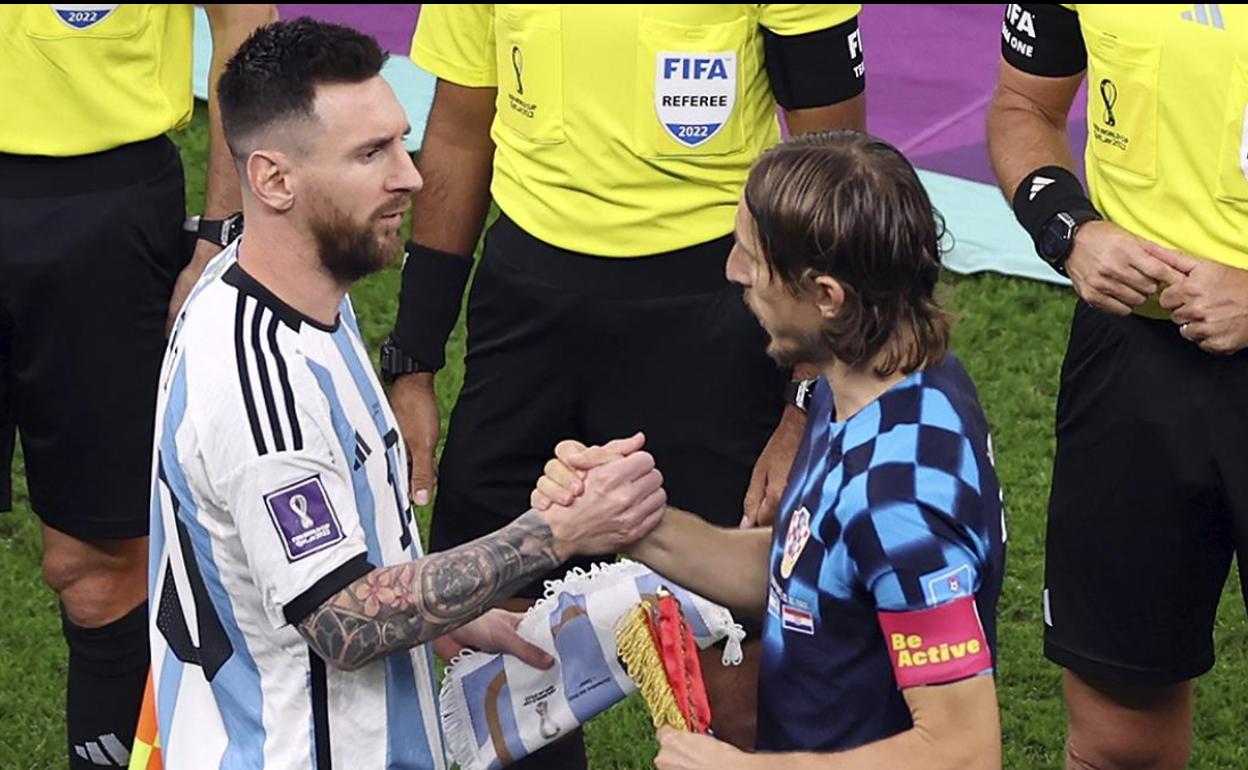 Modic, junto a Messi, a la conclusión del encuentro. 