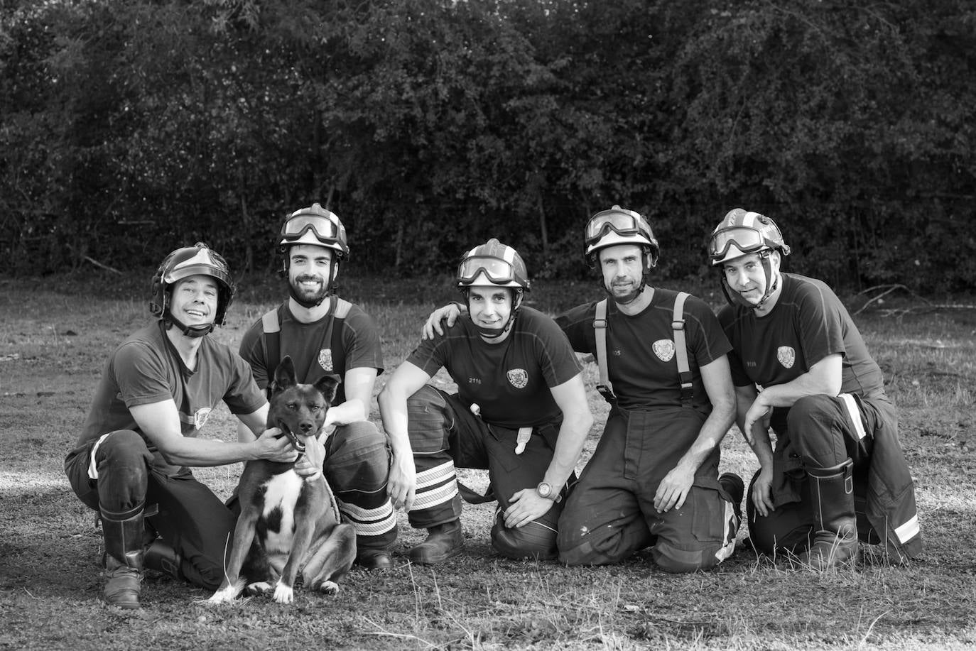 Los bomberos de la capital lanzan un calendario a beneficio de la Asociación Protectora de Animales y Plantas de León. Los profesionales del servicio de extinción de incendios pretenden concienciar sobre la necesidad de cuidar a los animales. 