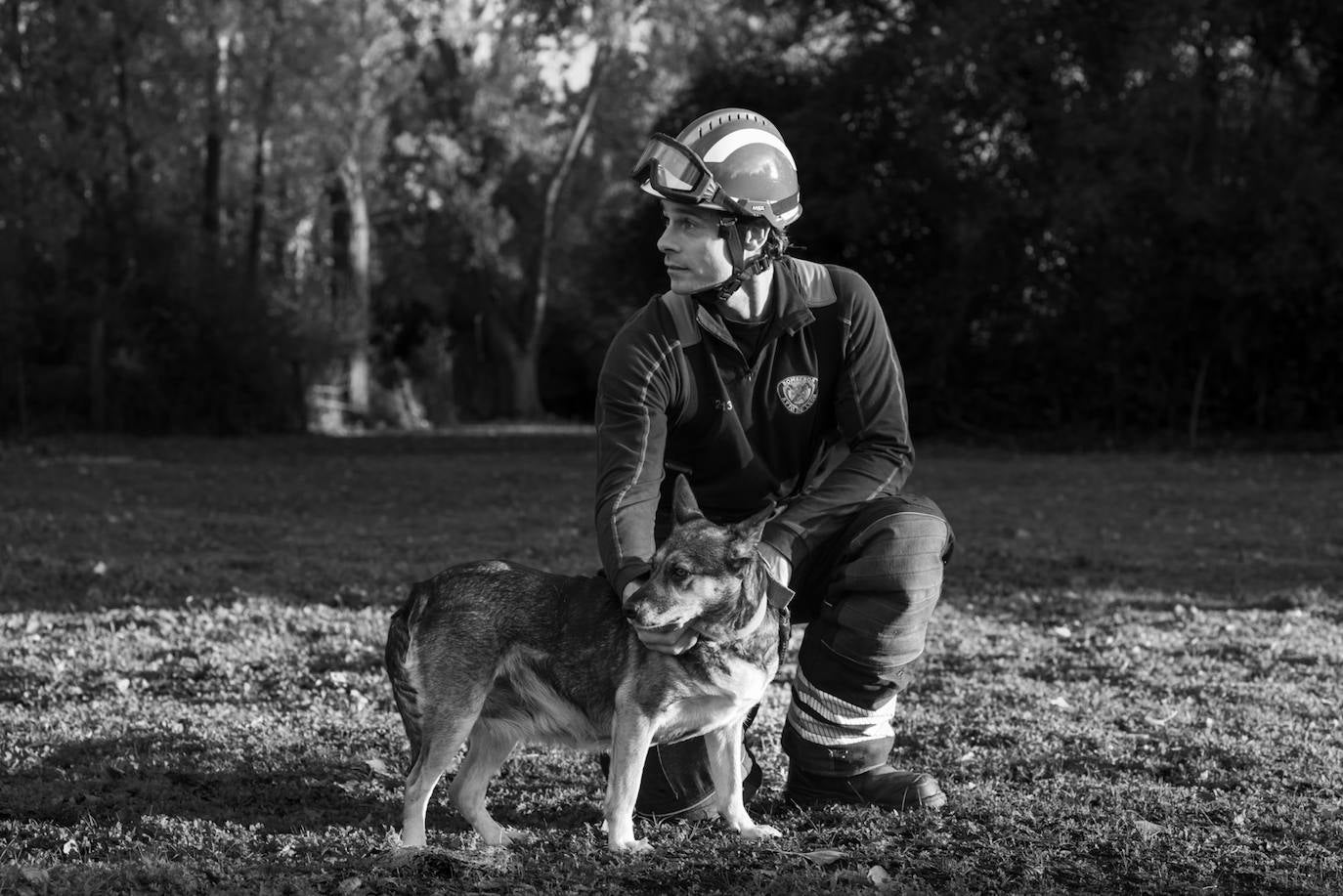 Los bomberos de la capital lanzan un calendario a beneficio de la Asociación Protectora de Animales y Plantas de León. Los profesionales del servicio de extinción de incendios pretenden concienciar sobre la necesidad de cuidar a los animales. 