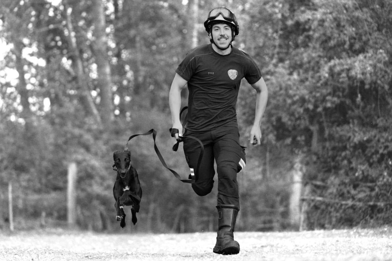 Los bomberos de la capital lanzan un calendario a beneficio de la Asociación Protectora de Animales y Plantas de León. Los profesionales del servicio de extinción de incendios pretenden concienciar sobre la necesidad de cuidar a los animales. 