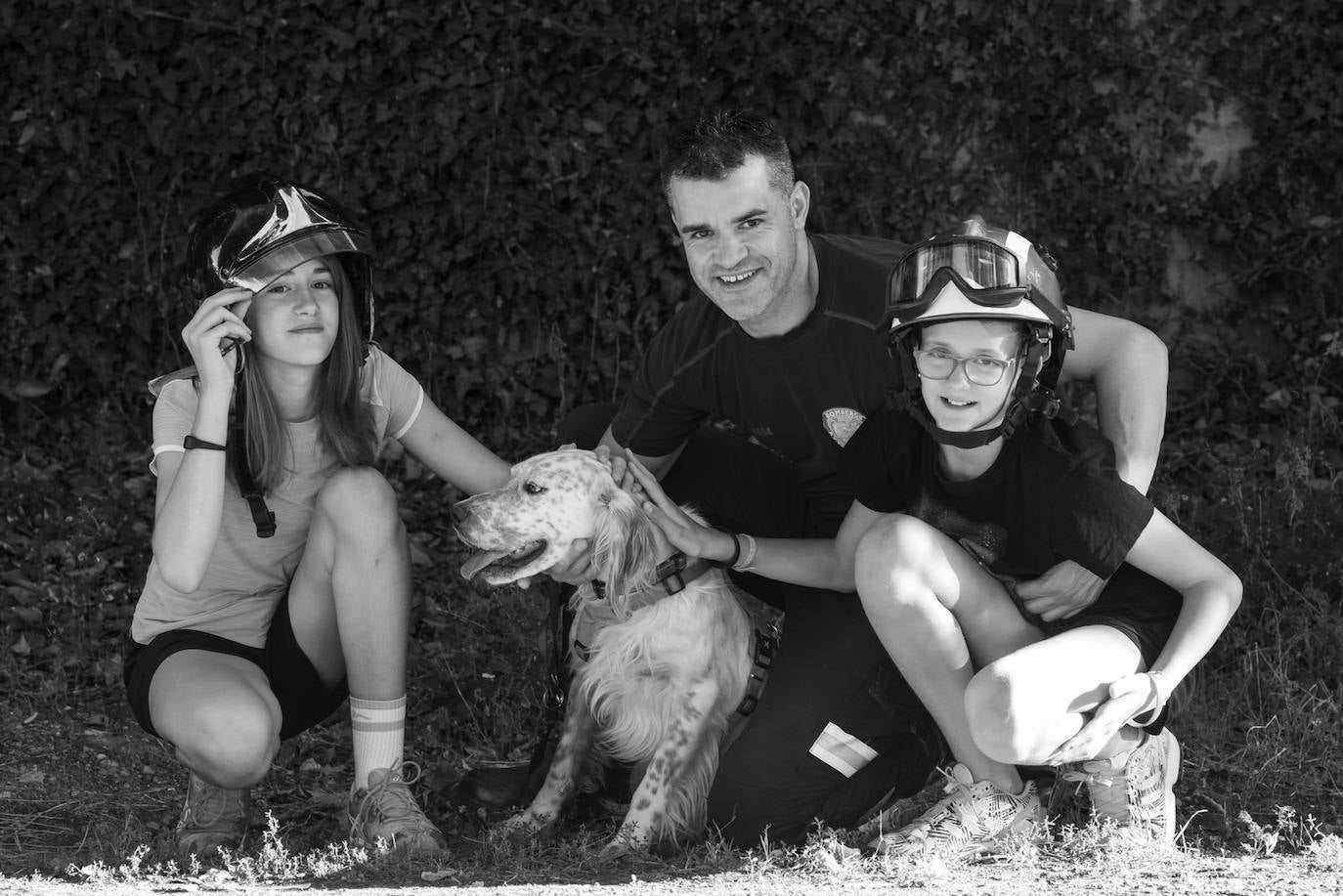 Los bomberos de la capital lanzan un calendario a beneficio de la Asociación Protectora de Animales y Plantas de León. Los profesionales del servicio de extinción de incendios pretenden concienciar sobre la necesidad de cuidar a los animales. 