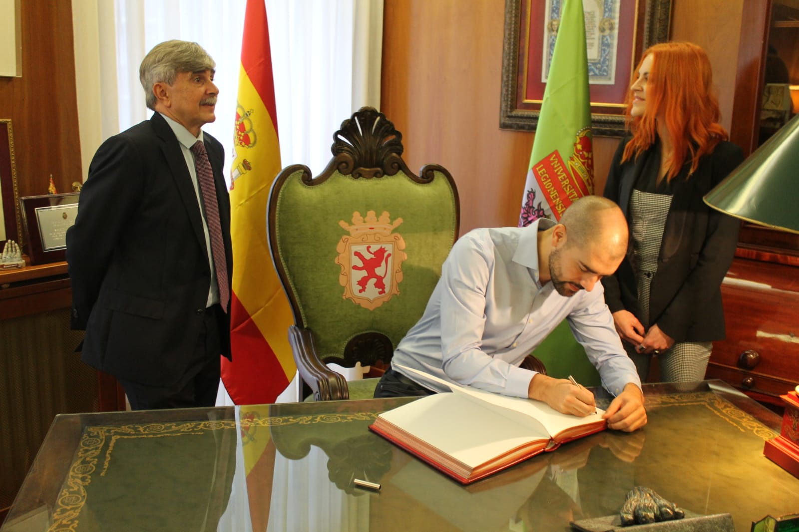 Los astronautas Pablo Álvarez Fernández y Sara García Alonso, recientemente seleccionados por la Agencia Espacial Europea para formar parte de su equipo, regresan a la Universidad de León. 