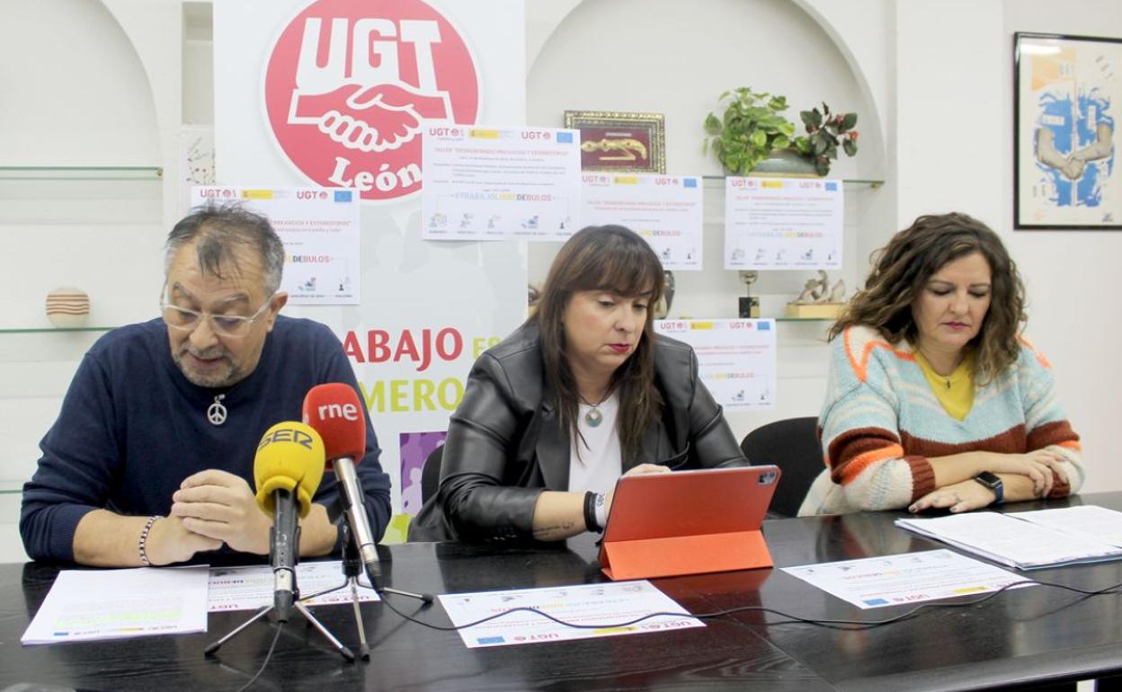 Enrique Reguero, Cristina Antoñanzas Peñalva y Victoria Zumalacarregui Suárez presentan un informe sobre los migrantes en la provincia de León.