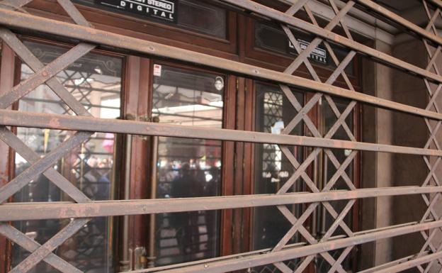 El teatro Emperador mantiene su trapa bajada a la espera de una solución que sigue dilatándose en el tiempo.