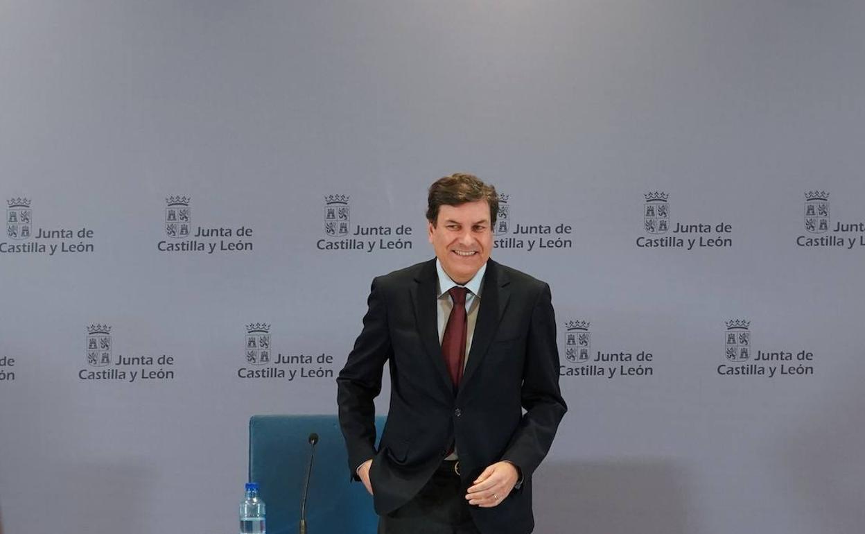 El consejero de Economía y Hacienda y portavoz de la Junta, Carlos Fernández Carriedo, comparece en la rueda de prensa posterior a la reunión del Consejo de Gobierno. 