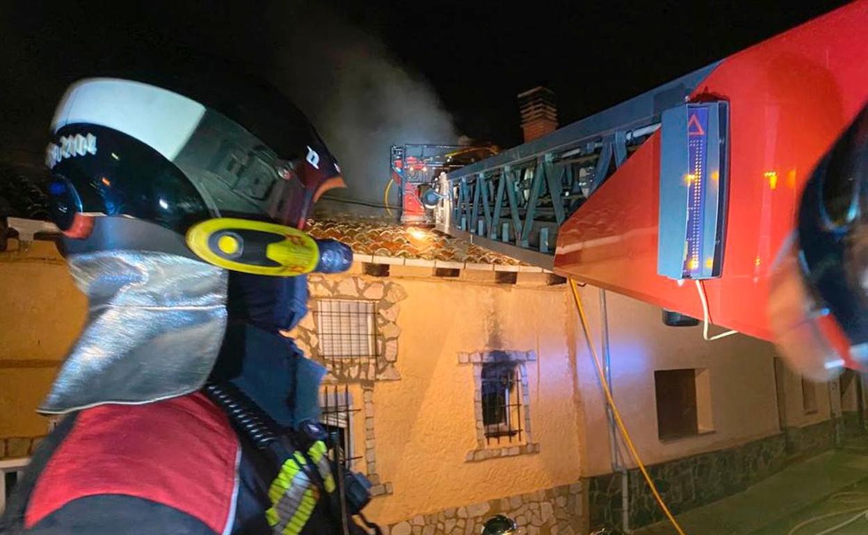 Efectivos de Bomberos León interviniendo en el lugar del incendio en Palazuelo del Órbigo. 