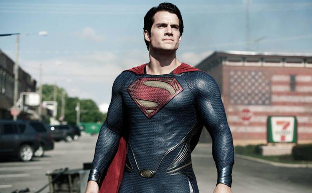 Henry Cavill, como Superman.