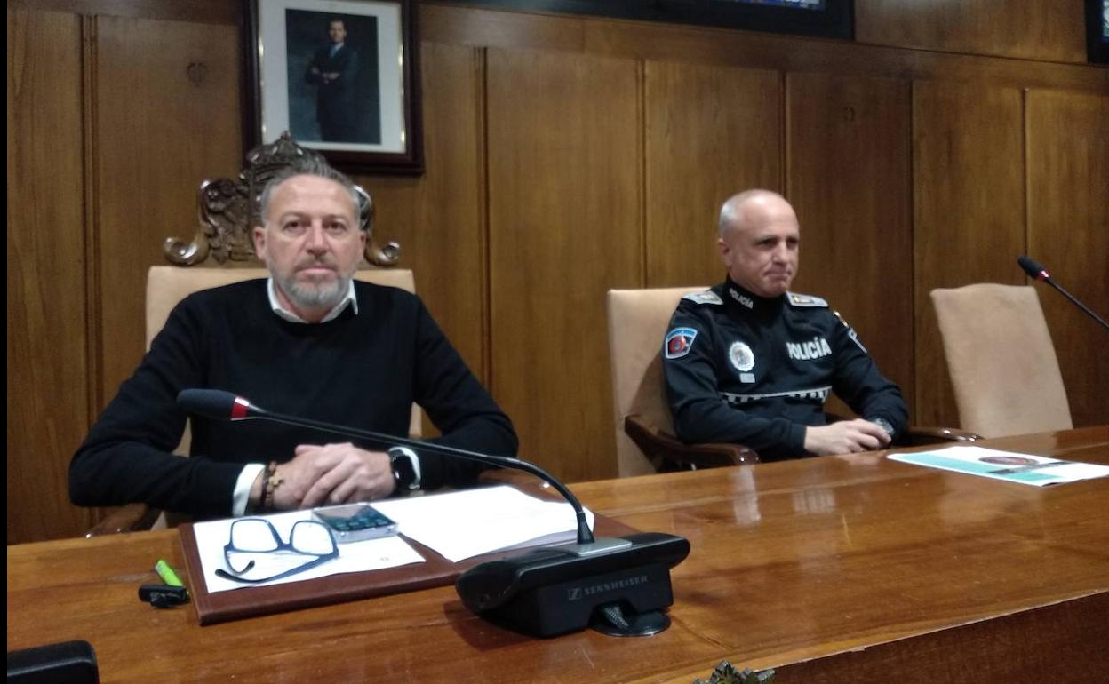 El concejal de Seguridad y el Intendente Jefe de la Policía Local presentaron el Plan de Seguridad 'Belén Navideño'.