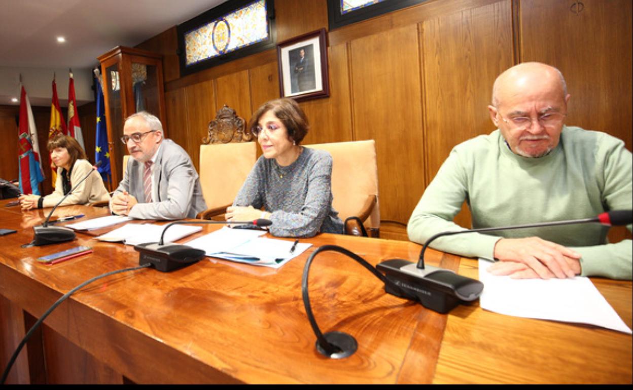 El alcalde y la edil de Cultura (C) presentaron el proyecto 'Ponferrada en el Camino, puente al futuro'.