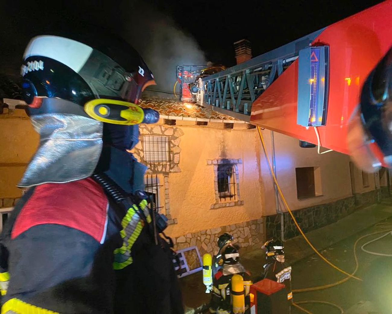 La rápida actuación de vecinos y Bomberos evita que se calcine una vivienda de Palazuelo de Órbigo. El fuego se declaró pasadas las 2:30 horas de la madrugada y la intervención de vecinos y Bomberos León evitó que alcanzara a las viviendas más próximas. 