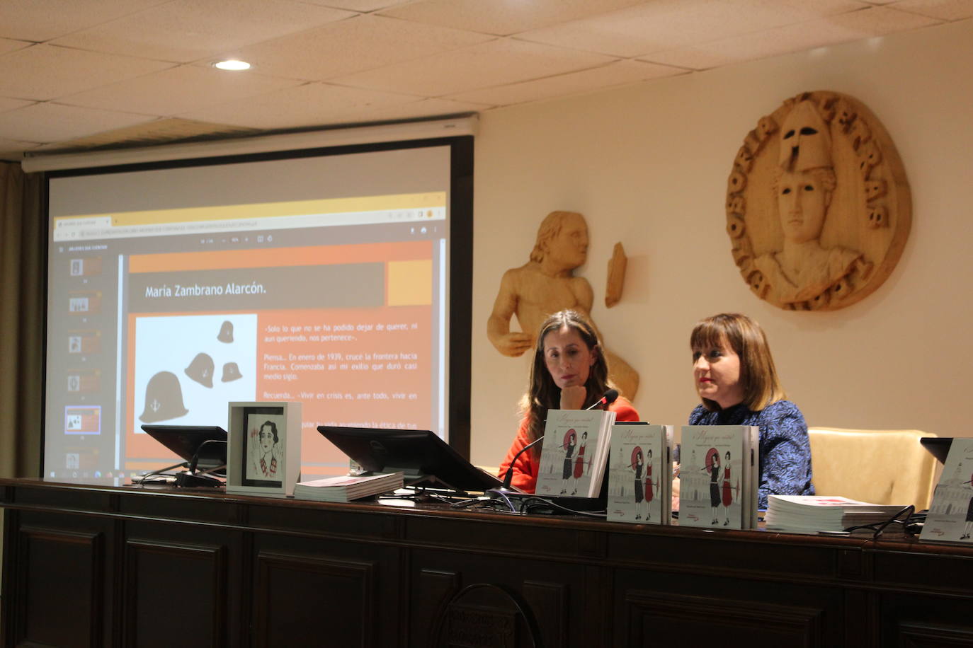 Las leonesas Margarita Cueto y Nuria Sánchez durante la presentación de su obra ¡Mujeres que cuentan! 