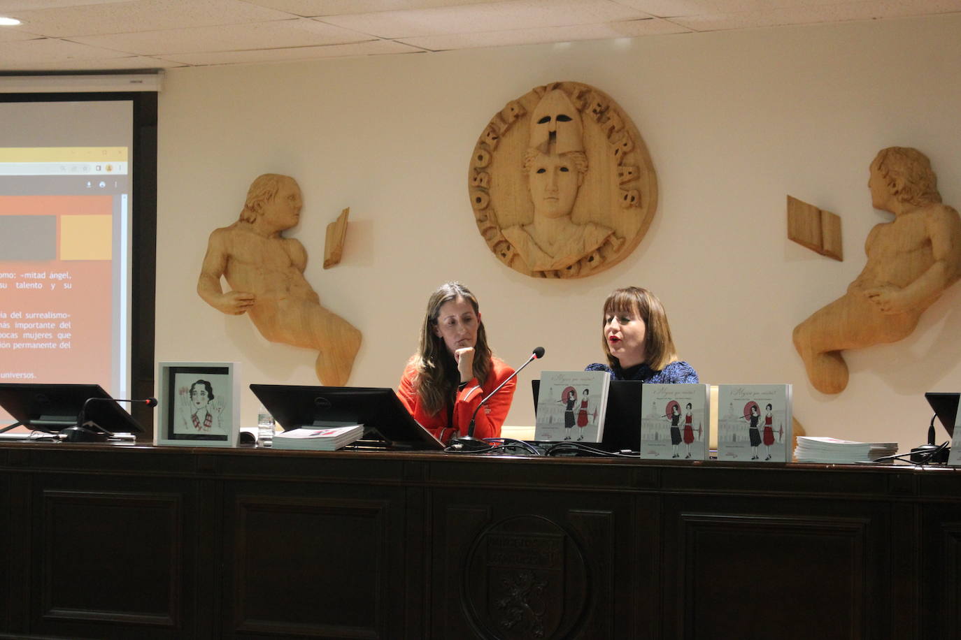 Las leonesas Margarita Cueto y Nuria Sánchez durante la presentación de su obra ¡Mujeres que cuentan! 