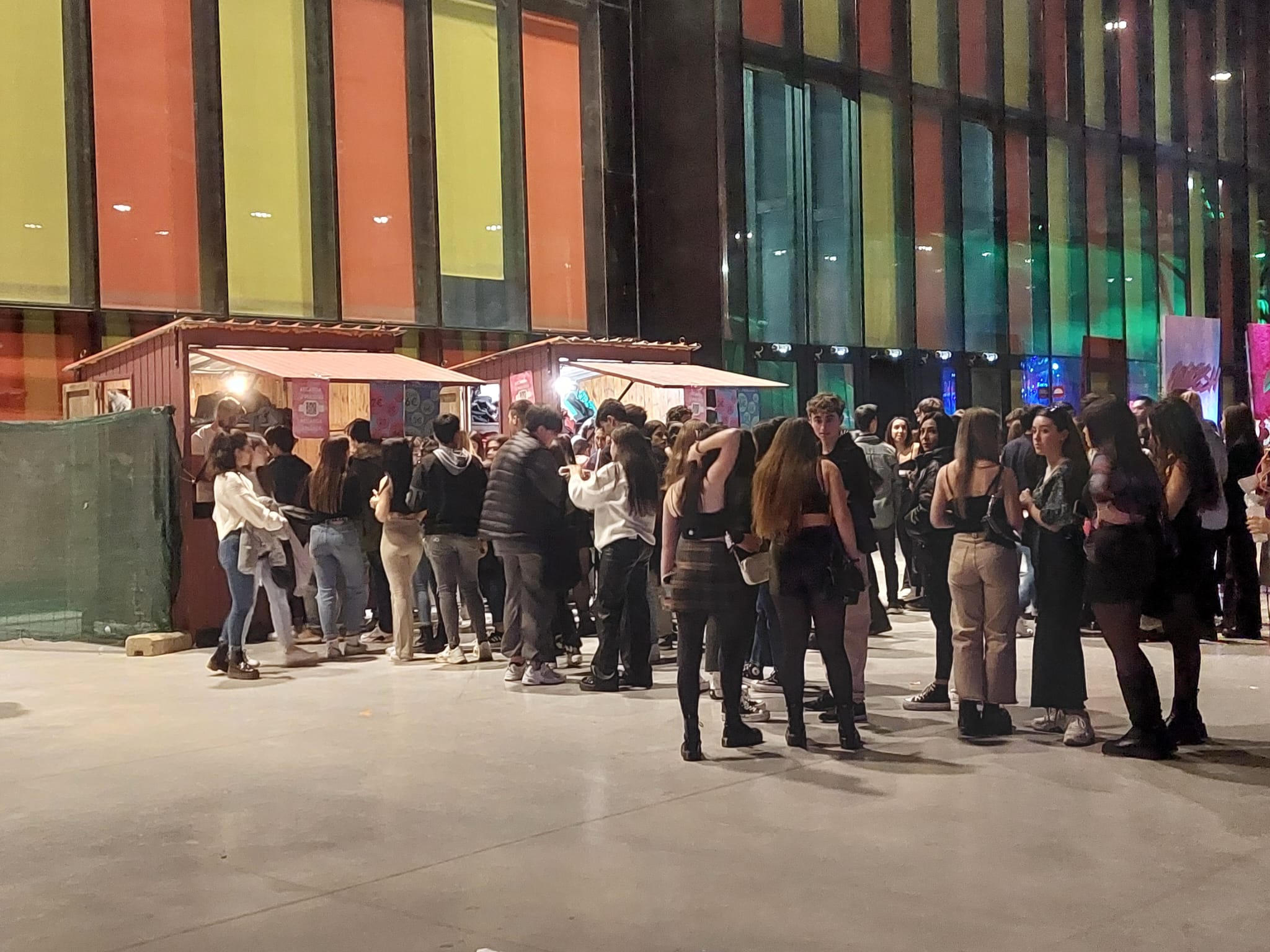 El Palacio de Exposiciones acoge este festival con centenares de jóvenes suscitados por la incertidumbre de conocer qué artistas actúan.