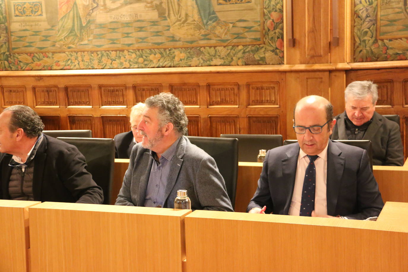 Sesión extraordinaria en la Diputación de León para aprobar el borrador de presupuestos. 