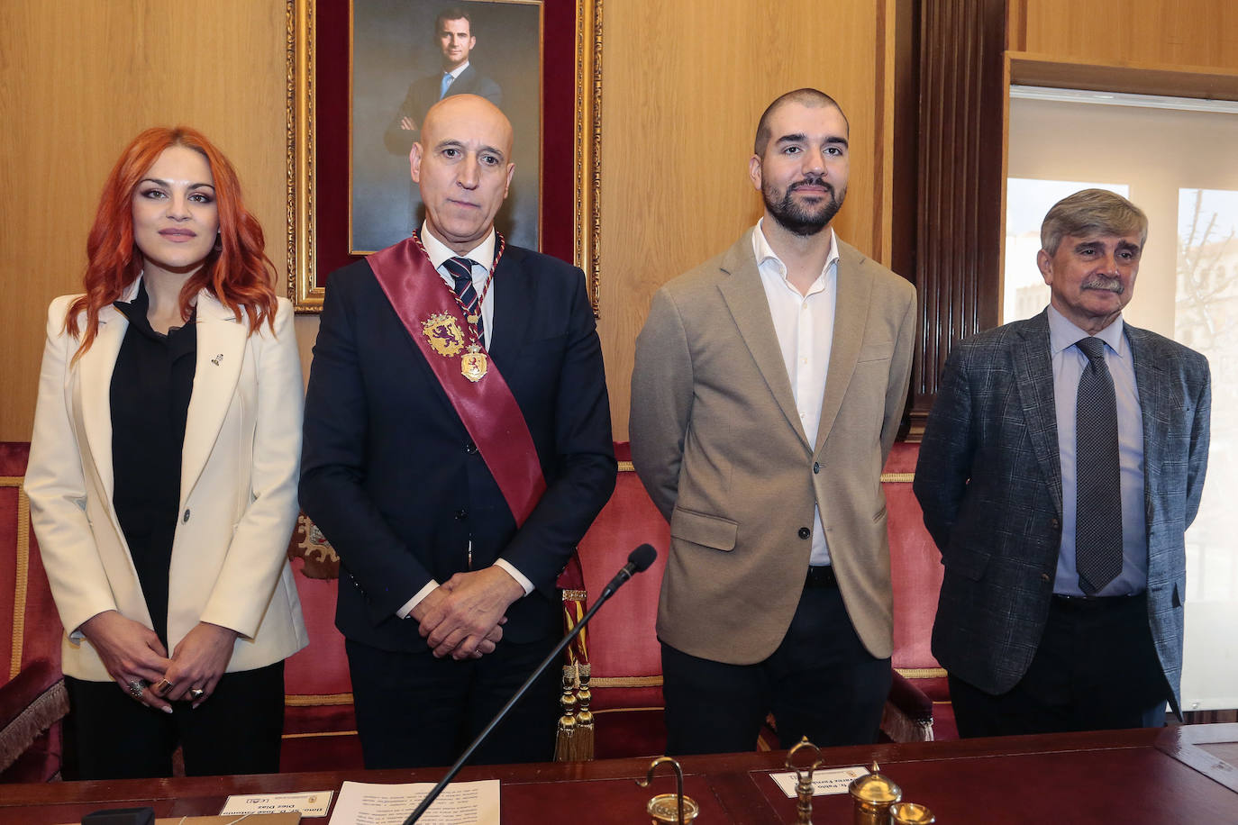 El alcalde de León, José Antonio Diez, recibe a los astronautas leoneses, Pablo Álvarez y Sara García, recientemente seleccionados por la Agencia Espacial Europea