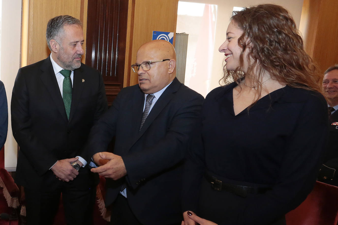 El alcalde de León, José Antonio Diez, recibe a los astronautas leoneses, Pablo Álvarez y Sara García, recientemente seleccionados por la Agencia Espacial Europea