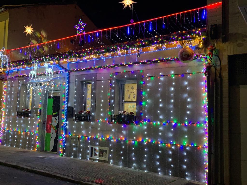 Un vecino de este barrio leonés ha decorado con miles de luces la fachada de su casa convirtiéndose en una atracción más de estas Navidades